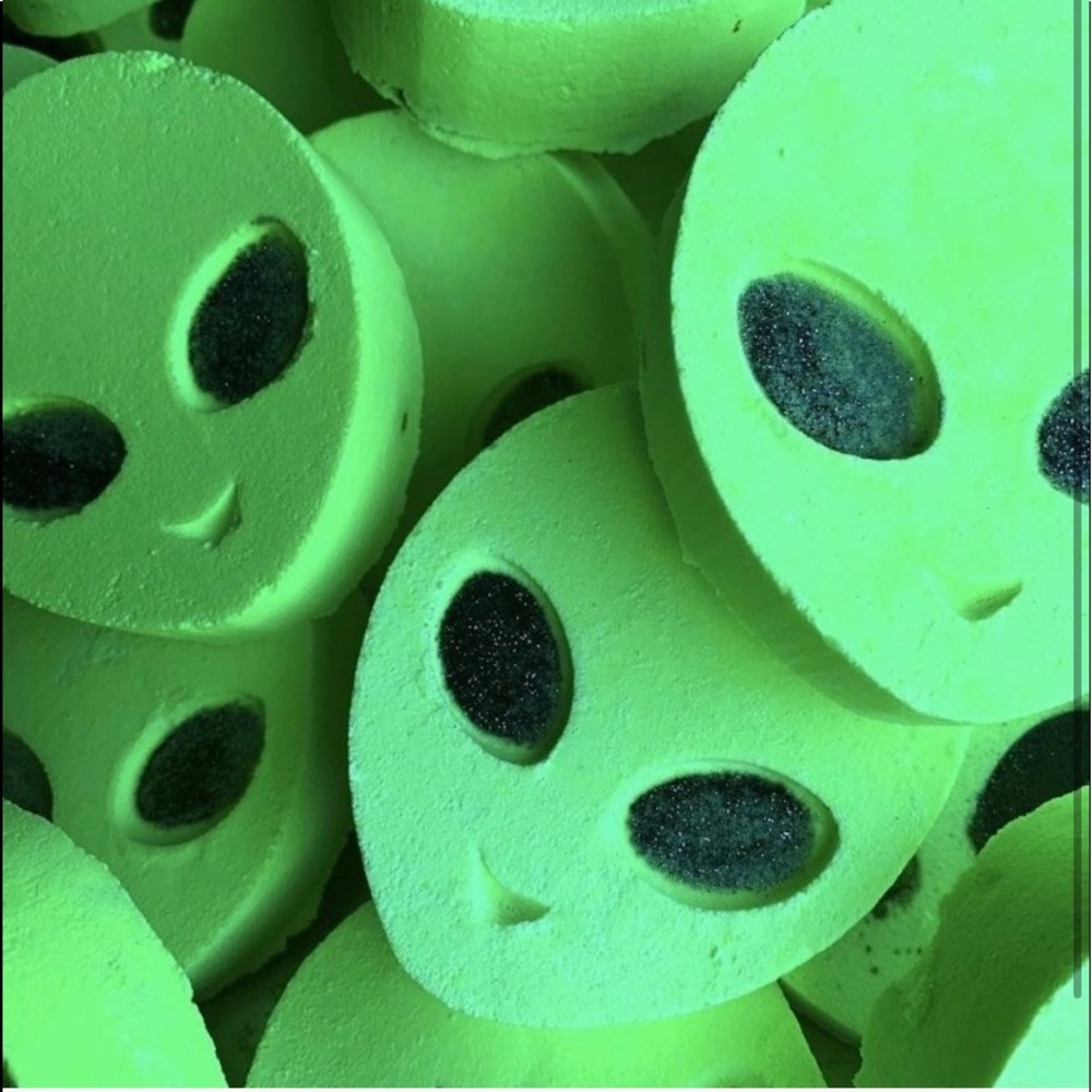 Alien bath bomb